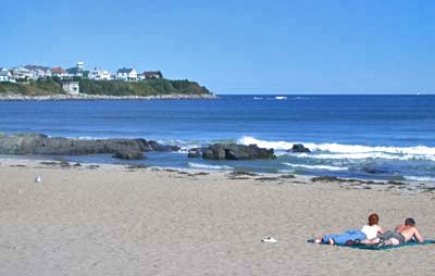 Pareja en la playa de Hampton, New Hampshire